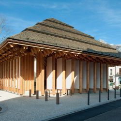 La halle de Faverges en Haute-Savoie couverte de Tavaillons de l'Allier 